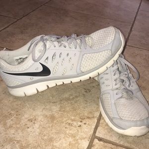 gray nike flex run tennis shoes!